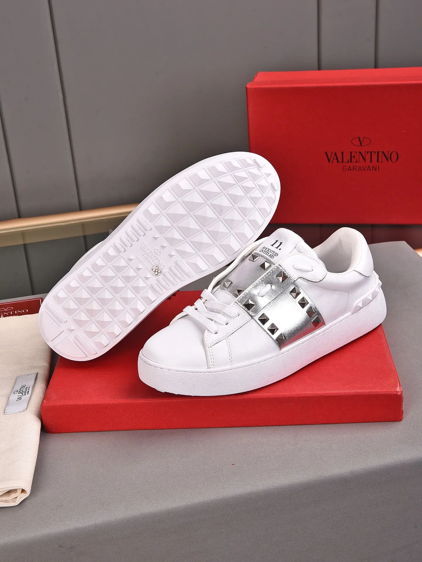 Men's shoes 440💰 (men and women couples) Valentino classic color matching series casual shoes. Made with heavy craftsmanship, good products pay attention to every detail. A must-have trendy item that can be worn all year round, it has been worn by many celebrities and Internet celebrities~~Imported cowhide surface, unique design concept, sheepskin lining, counter quality. Women’s clothing 35-40. Men’s clothing 39-44, 45-46 (returns and exchanges are not supported for custom-made items)